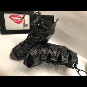 Women’s shoes size 8.5